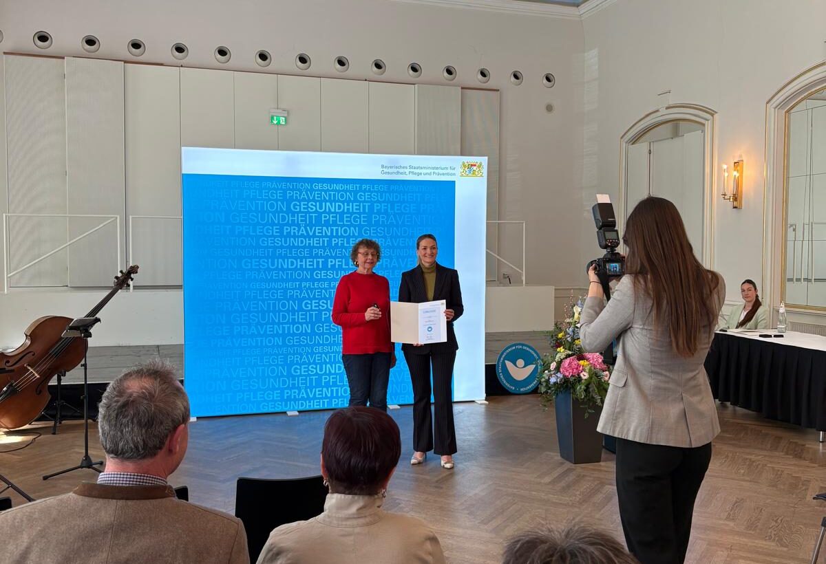 Judith Gerlach, Staatsministerin für Gesundheit, Pflege und Prävention verleiht die Urkunde zur Auszeichnung an Karin Orbes von der Alzheimer Gesellschaft Bayreuth-Kulmbach e.V.
